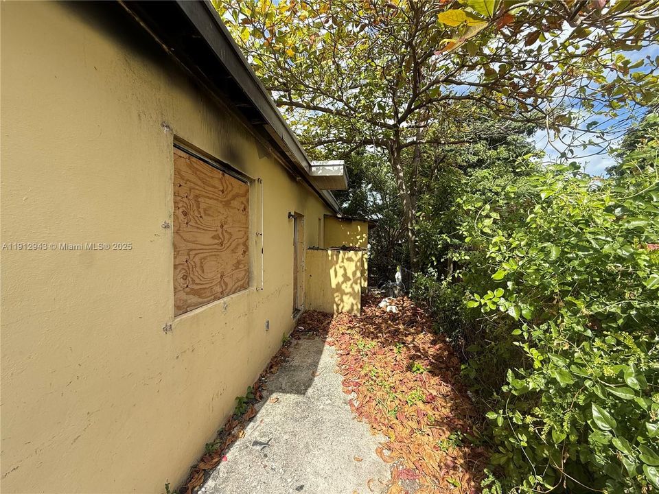 For Sale: $280,000 (3 beds, 1 baths, 858 Square Feet)