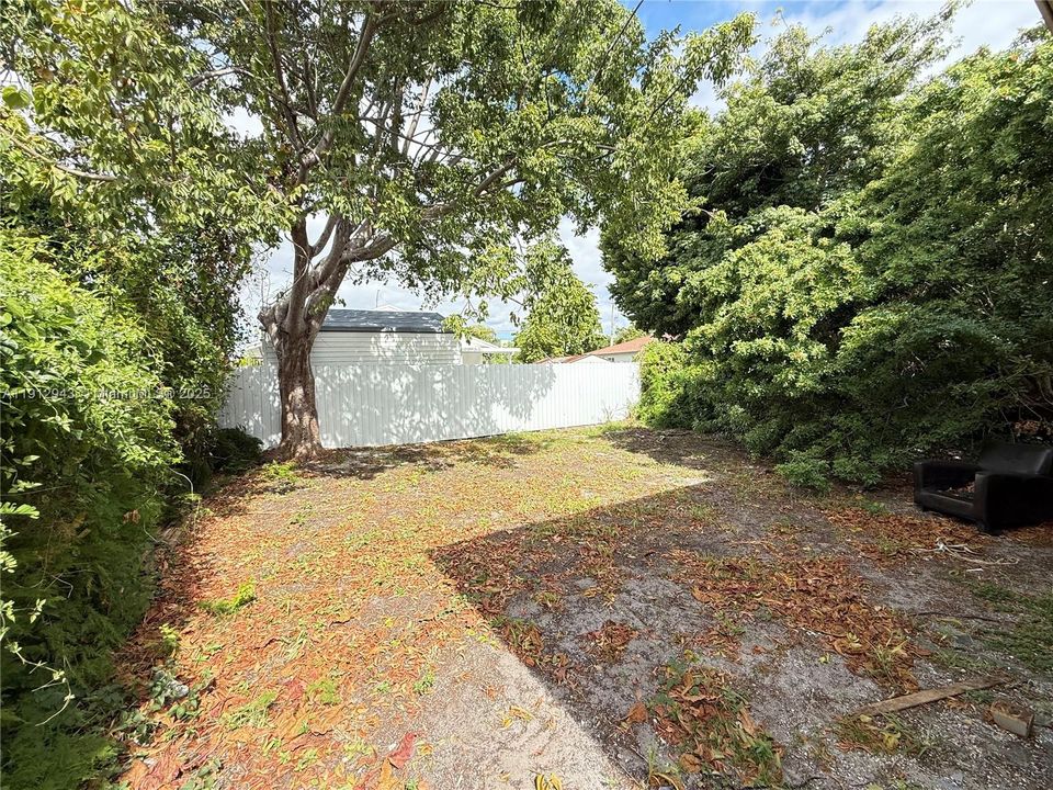 For Sale: $280,000 (3 beds, 1 baths, 858 Square Feet)