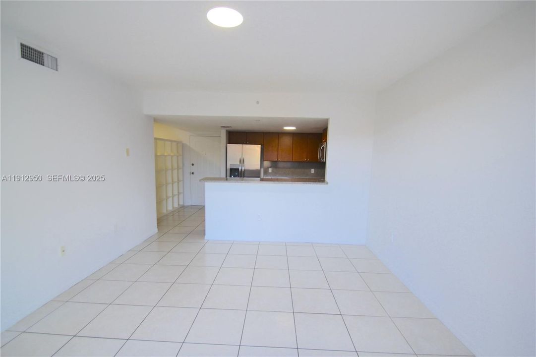 出租: $2,000 (1 贝兹, 1 浴室, 718 平方英尺)