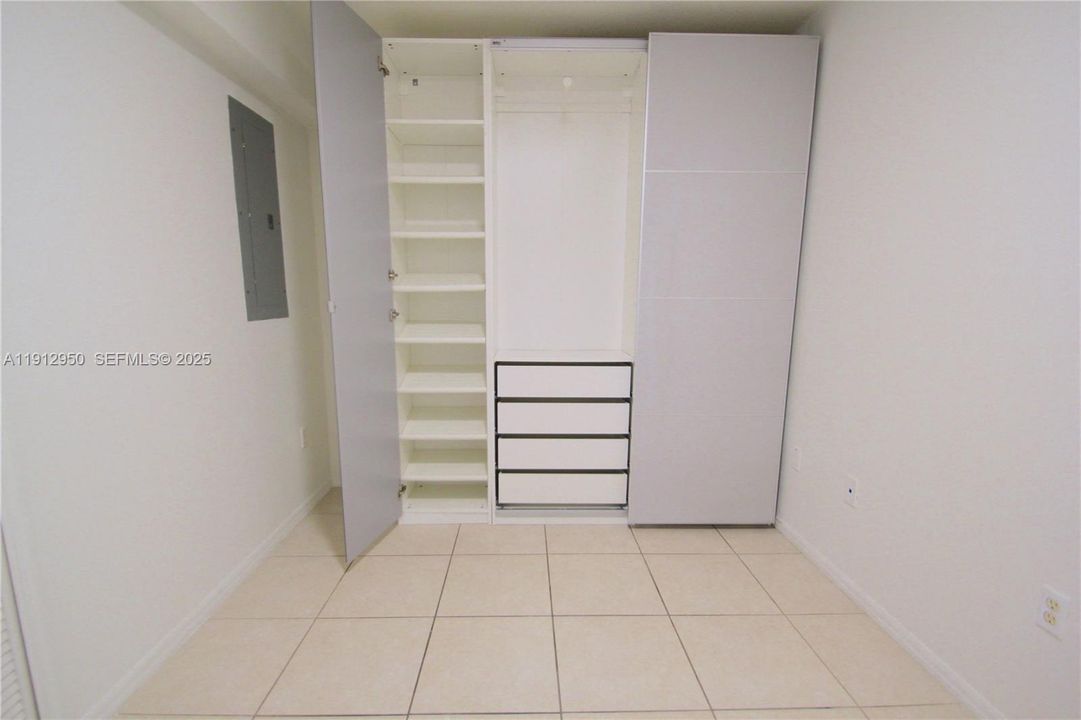 出租: $2,000 (1 贝兹, 1 浴室, 718 平方英尺)