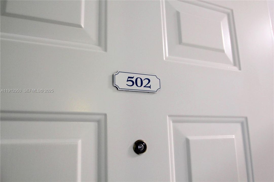 出租: $2,000 (1 贝兹, 1 浴室, 718 平方英尺)