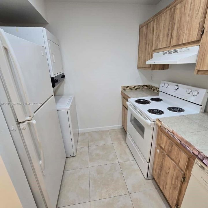 Под контрактом: $2,000 (2 спален, 2 ванн, 750 Квадратных фут)