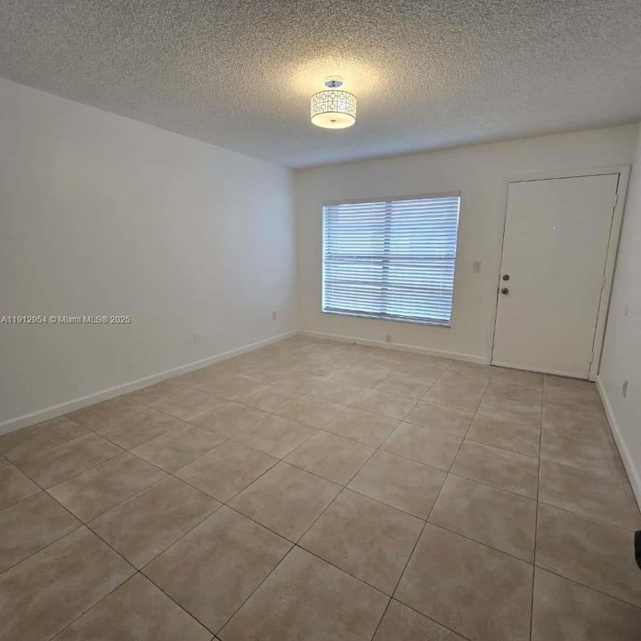 Под контрактом: $2,000 (2 спален, 2 ванн, 750 Квадратных фут)