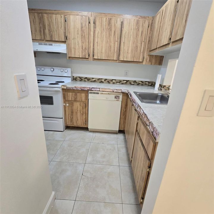 Под контрактом: $2,000 (2 спален, 2 ванн, 750 Квадратных фут)