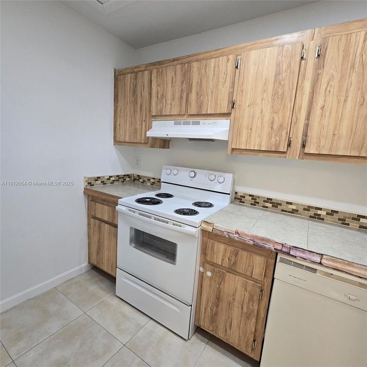 Под контрактом: $2,000 (2 спален, 2 ванн, 750 Квадратных фут)