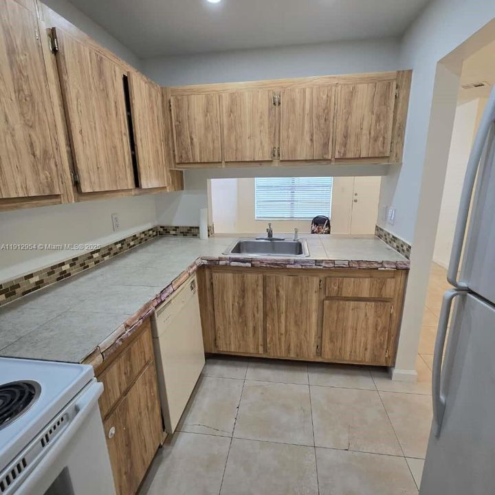 Под контрактом: $2,000 (2 спален, 2 ванн, 750 Квадратных фут)