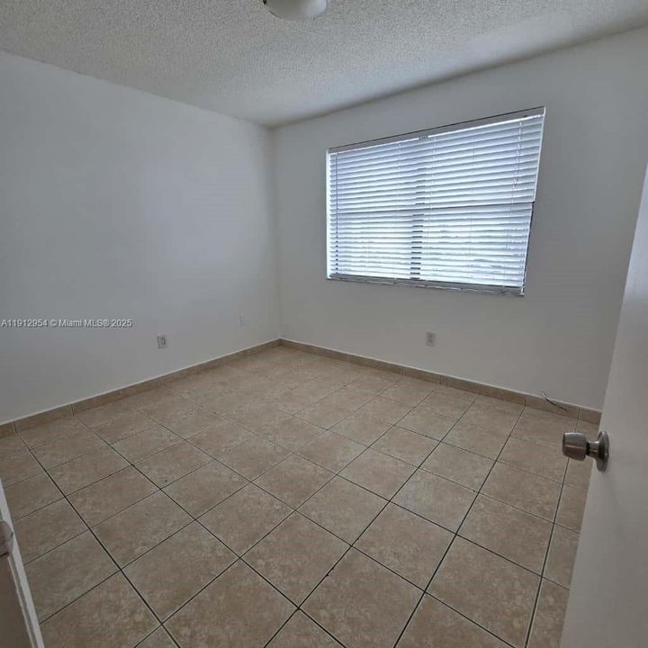 Под контрактом: $2,000 (2 спален, 2 ванн, 750 Квадратных фут)