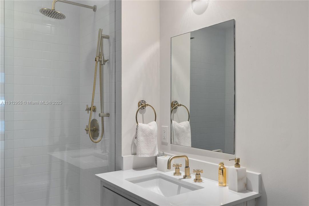 На продажу: $1,850,000 (2 спален, 2 ванн, 1802 Квадратных фут)