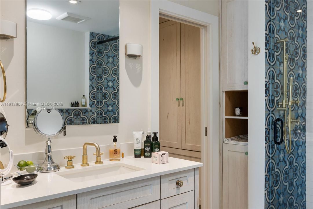 На продажу: $1,850,000 (2 спален, 2 ванн, 1802 Квадратных фут)