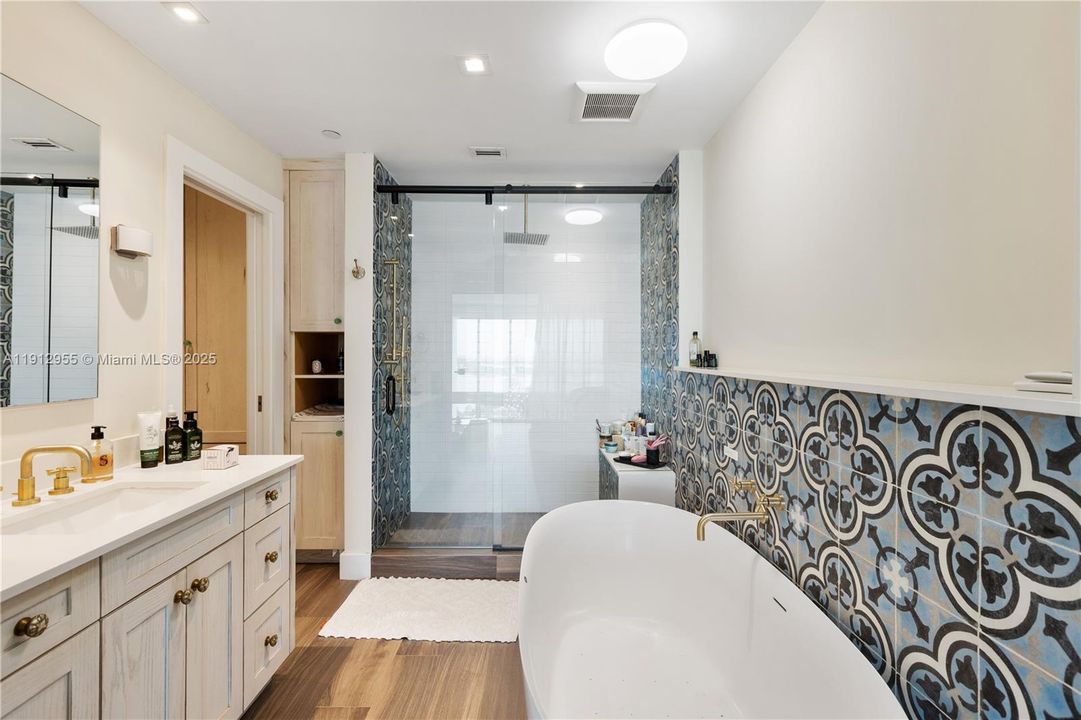 На продажу: $1,850,000 (2 спален, 2 ванн, 1802 Квадратных фут)