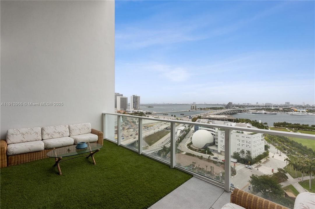 На продажу: $1,850,000 (2 спален, 2 ванн, 1802 Квадратных фут)