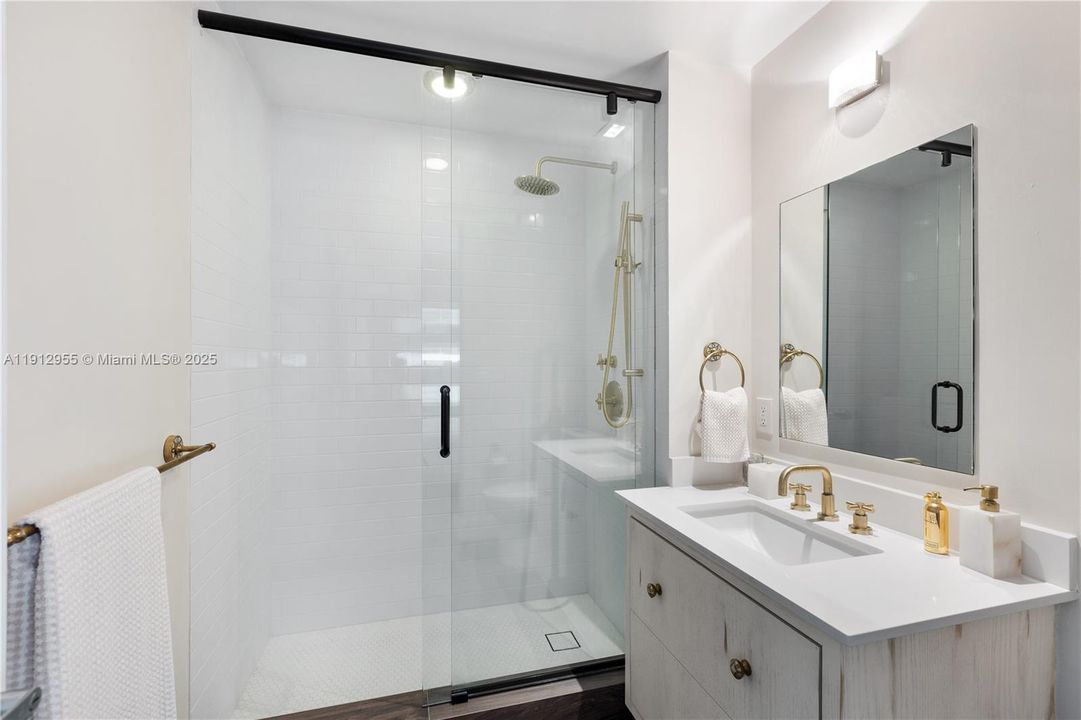 На продажу: $1,850,000 (2 спален, 2 ванн, 1802 Квадратных фут)