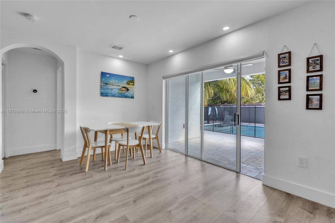 Под контрактом: $650,000 (3 спален, 3 ванн, 1600 Квадратных фут)