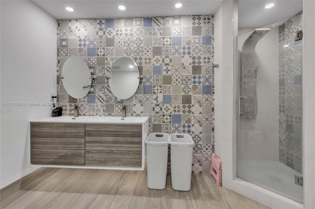 Под контрактом: $650,000 (3 спален, 3 ванн, 1600 Квадратных фут)