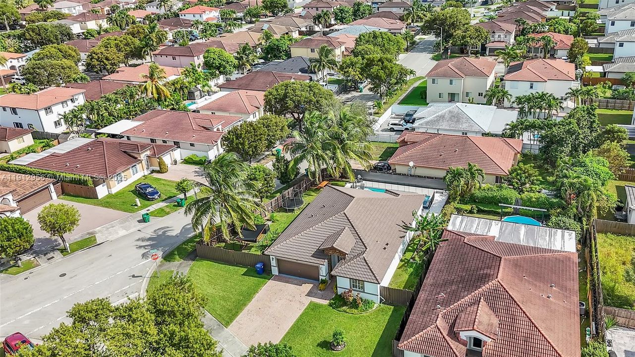 Под контрактом: $650,000 (3 спален, 3 ванн, 1600 Квадратных фут)