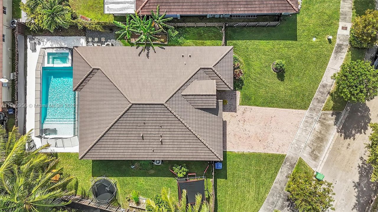 Под контрактом: $650,000 (3 спален, 3 ванн, 1600 Квадратных фут)