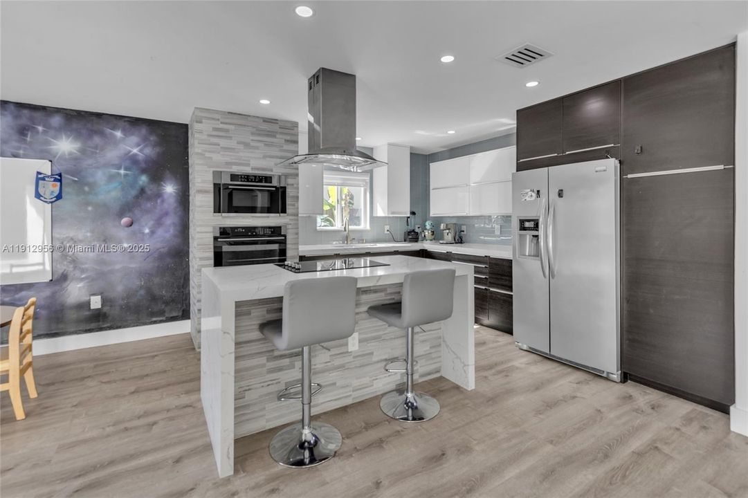 Под контрактом: $650,000 (3 спален, 3 ванн, 1600 Квадратных фут)