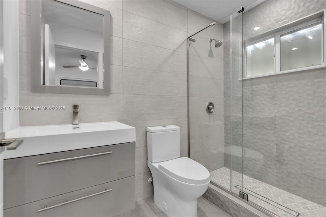 Под контрактом: $650,000 (3 спален, 3 ванн, 1600 Квадратных фут)