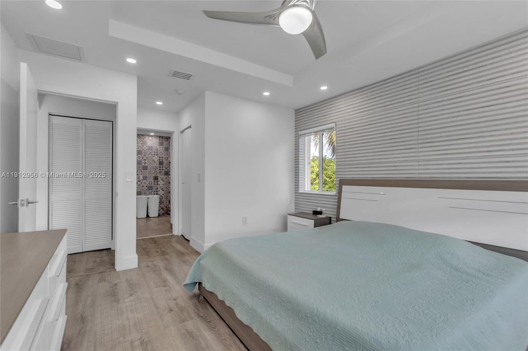 Под контрактом: $650,000 (3 спален, 3 ванн, 1600 Квадратных фут)