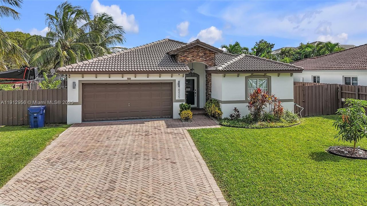 Под контрактом: $650,000 (3 спален, 3 ванн, 1600 Квадратных фут)