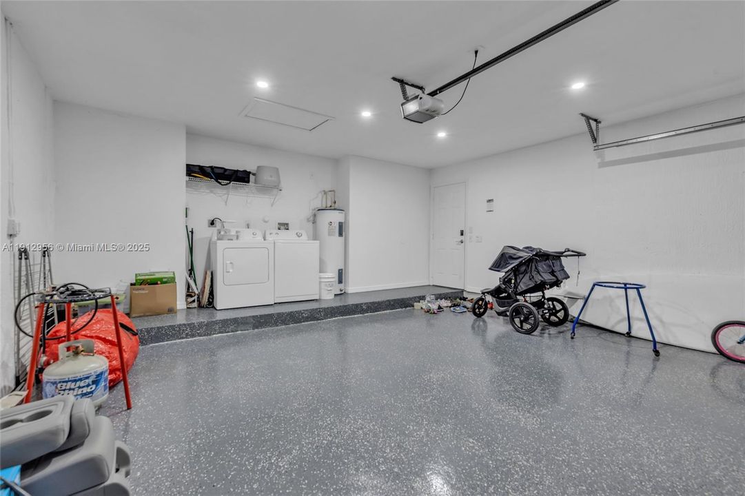 Под контрактом: $650,000 (3 спален, 3 ванн, 1600 Квадратных фут)