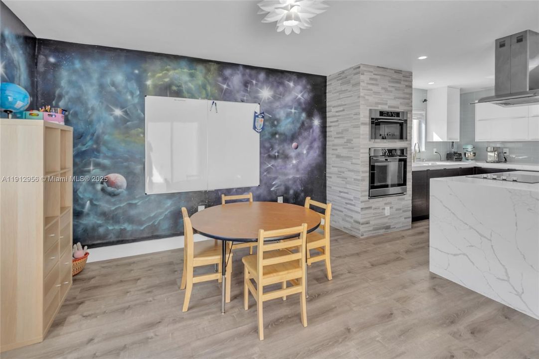 Под контрактом: $650,000 (3 спален, 3 ванн, 1600 Квадратных фут)