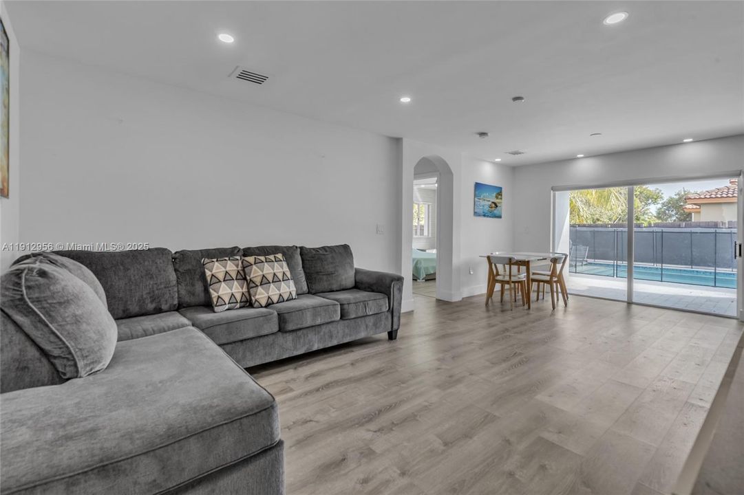 Под контрактом: $650,000 (3 спален, 3 ванн, 1600 Квадратных фут)