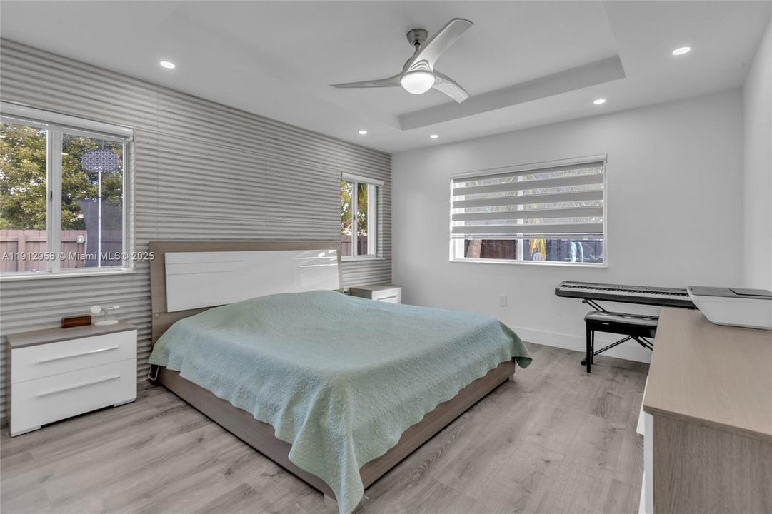 Под контрактом: $650,000 (3 спален, 3 ванн, 1600 Квадратных фут)