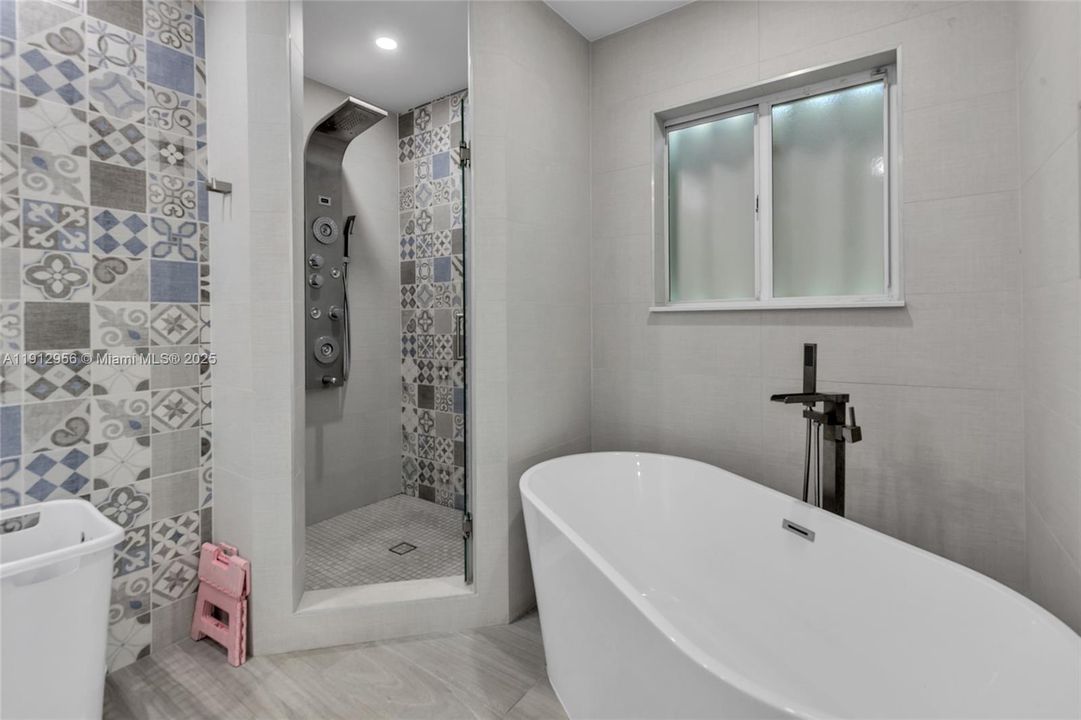 Под контрактом: $650,000 (3 спален, 3 ванн, 1600 Квадратных фут)