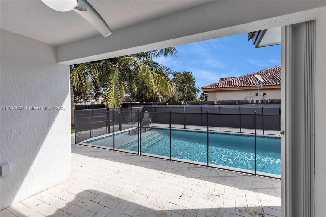 Под контрактом: $650,000 (3 спален, 3 ванн, 1600 Квадратных фут)