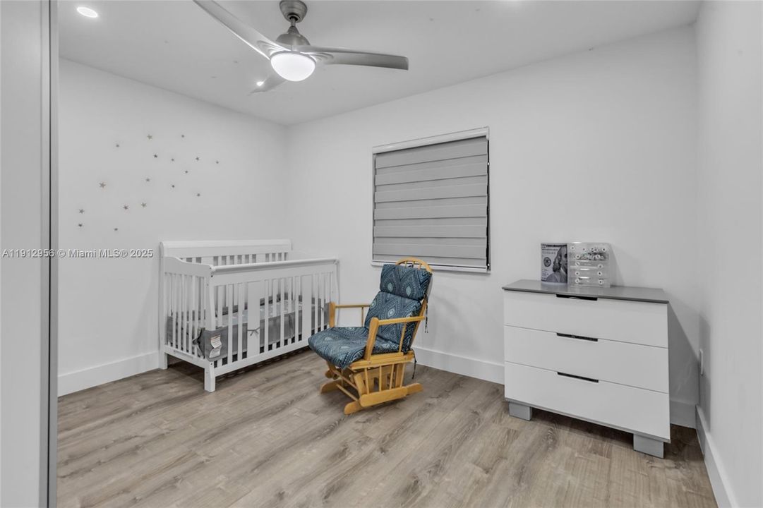 Под контрактом: $650,000 (3 спален, 3 ванн, 1600 Квадратных фут)