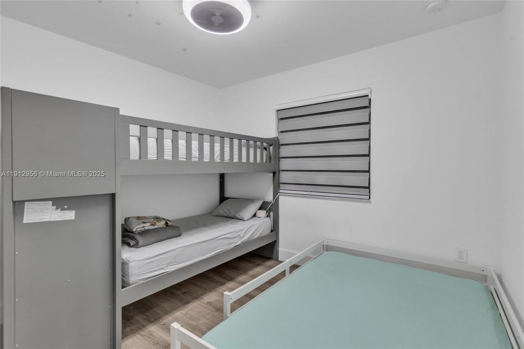 Под контрактом: $650,000 (3 спален, 3 ванн, 1600 Квадратных фут)