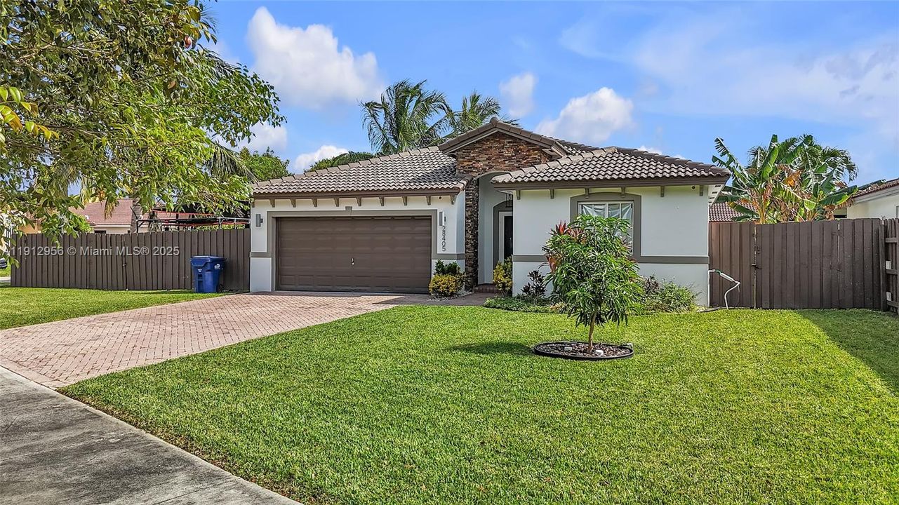 Под контрактом: $650,000 (3 спален, 3 ванн, 1600 Квадратных фут)