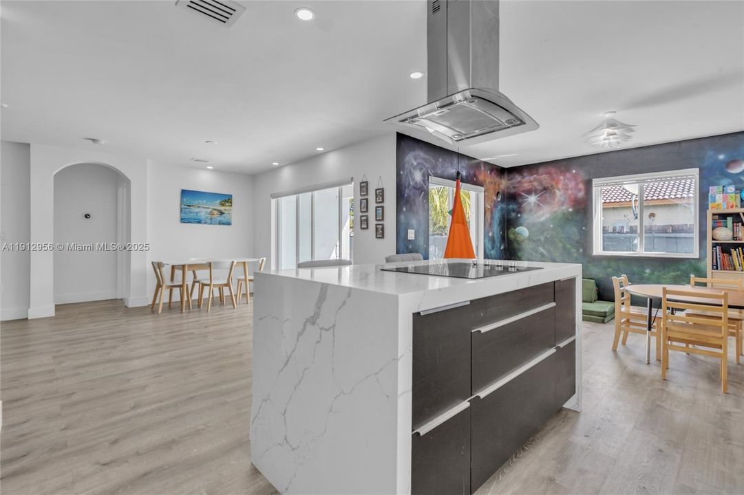 Под контрактом: $650,000 (3 спален, 3 ванн, 1600 Квадратных фут)