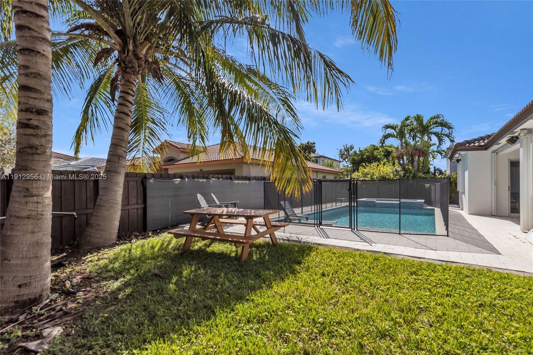 Под контрактом: $650,000 (3 спален, 3 ванн, 1600 Квадратных фут)