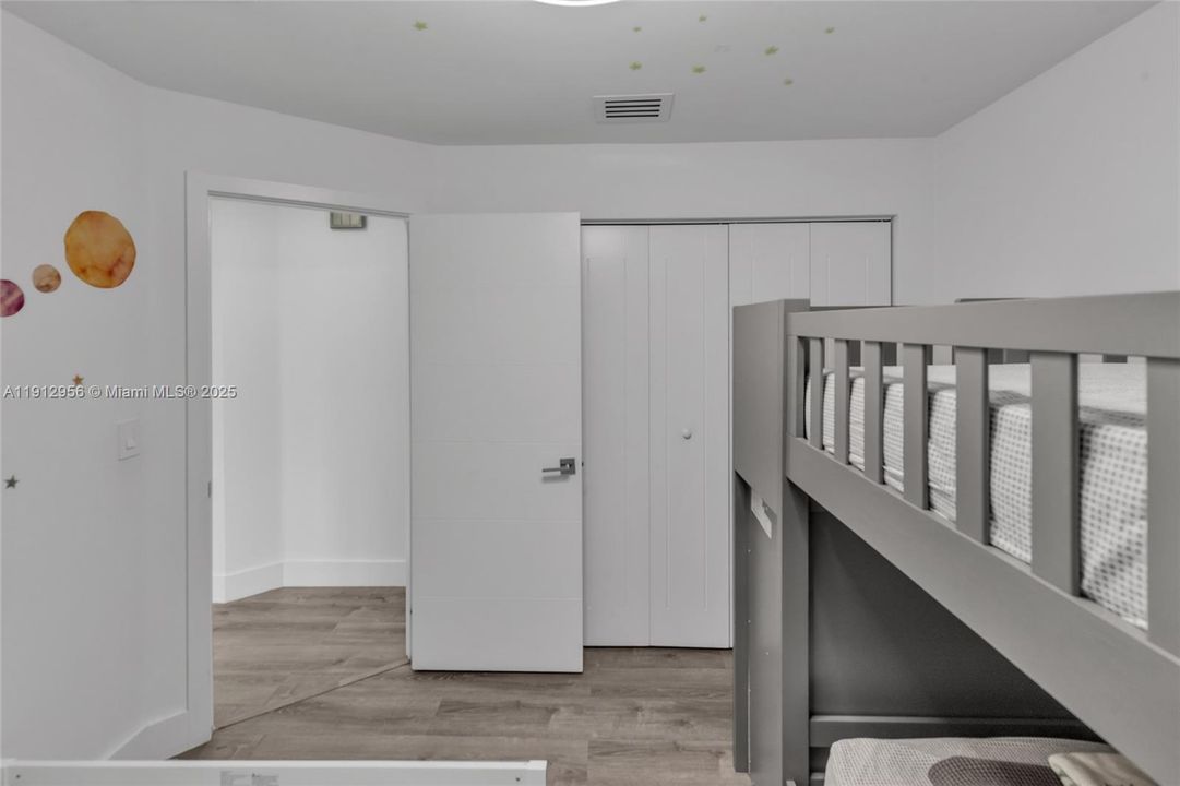 Под контрактом: $650,000 (3 спален, 3 ванн, 1600 Квадратных фут)