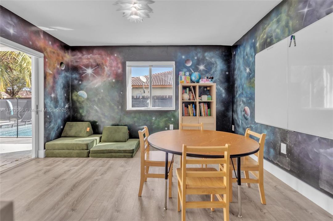 Под контрактом: $650,000 (3 спален, 3 ванн, 1600 Квадратных фут)