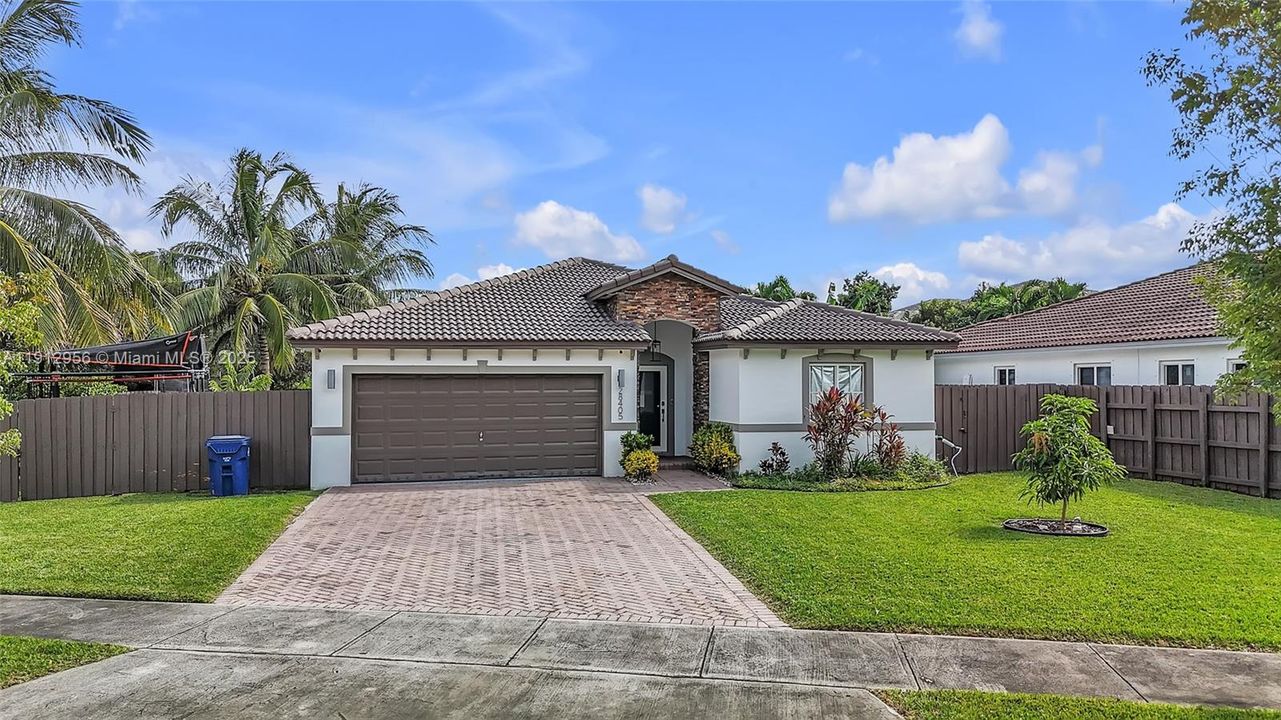 Под контрактом: $650,000 (3 спален, 3 ванн, 1600 Квадратных фут)