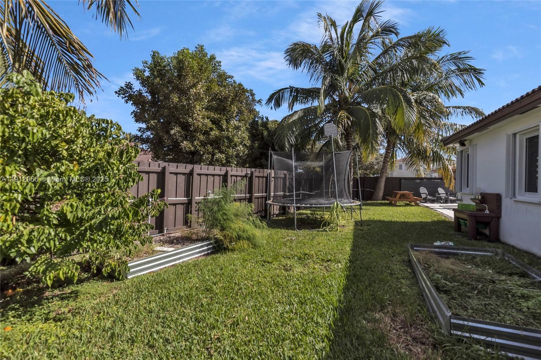 Под контрактом: $650,000 (3 спален, 3 ванн, 1600 Квадратных фут)