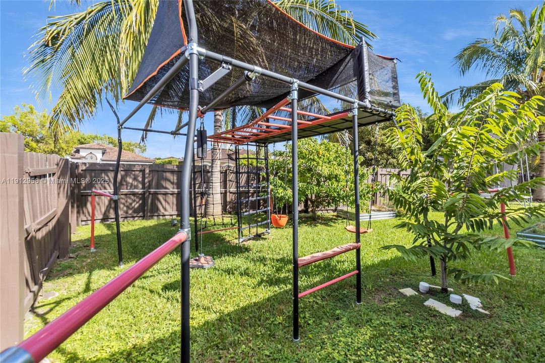 Под контрактом: $650,000 (3 спален, 3 ванн, 1600 Квадратных фут)