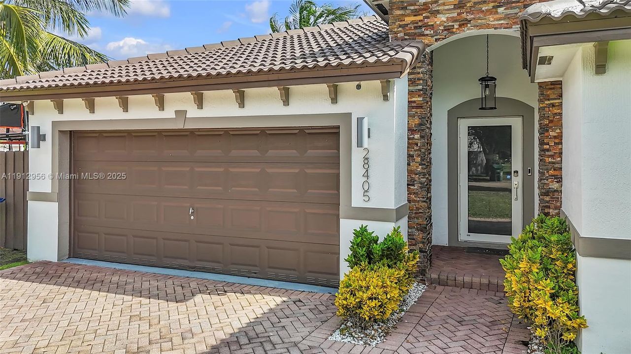 Под контрактом: $650,000 (3 спален, 3 ванн, 1600 Квадратных фут)