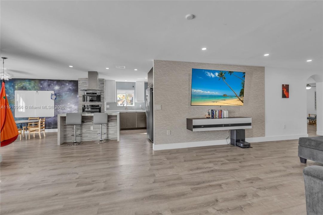 Под контрактом: $650,000 (3 спален, 3 ванн, 1600 Квадратных фут)