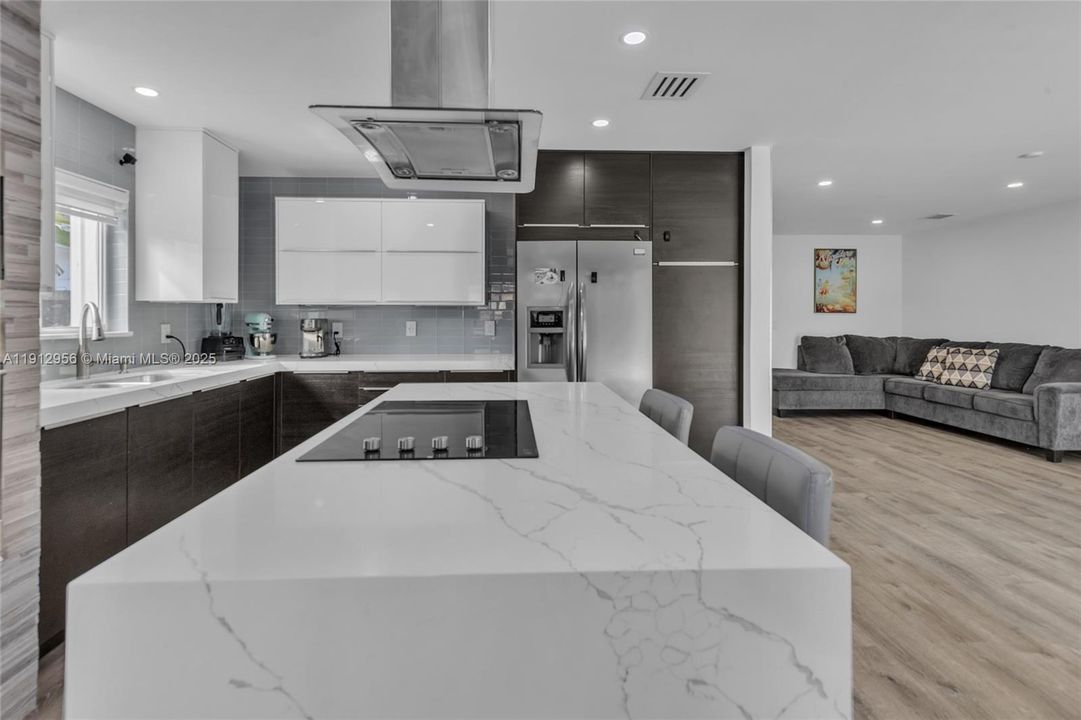 Под контрактом: $650,000 (3 спален, 3 ванн, 1600 Квадратных фут)