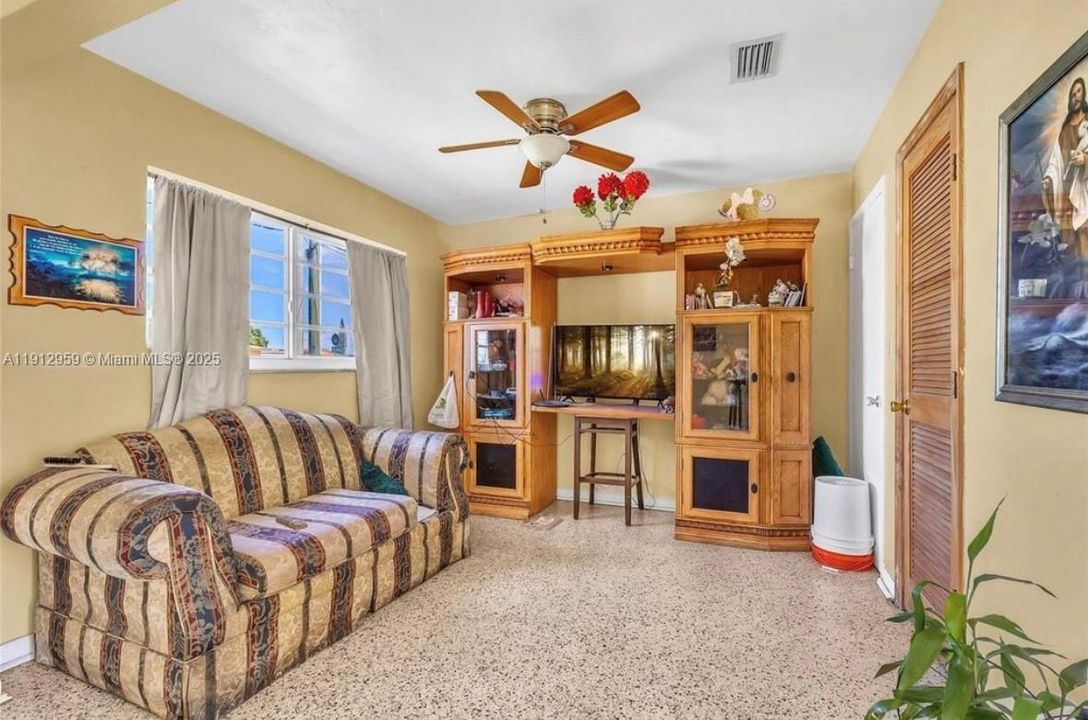 For Sale: $550,000 (4 beds, 1 baths, 1274 Square Feet)