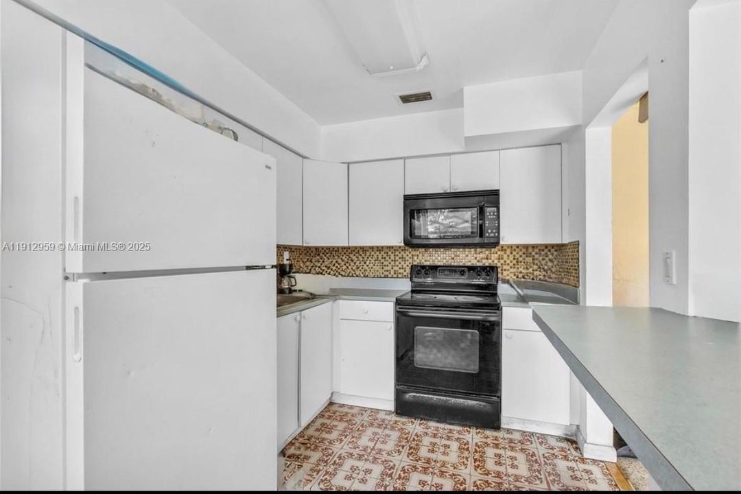 For Sale: $550,000 (4 beds, 1 baths, 1274 Square Feet)