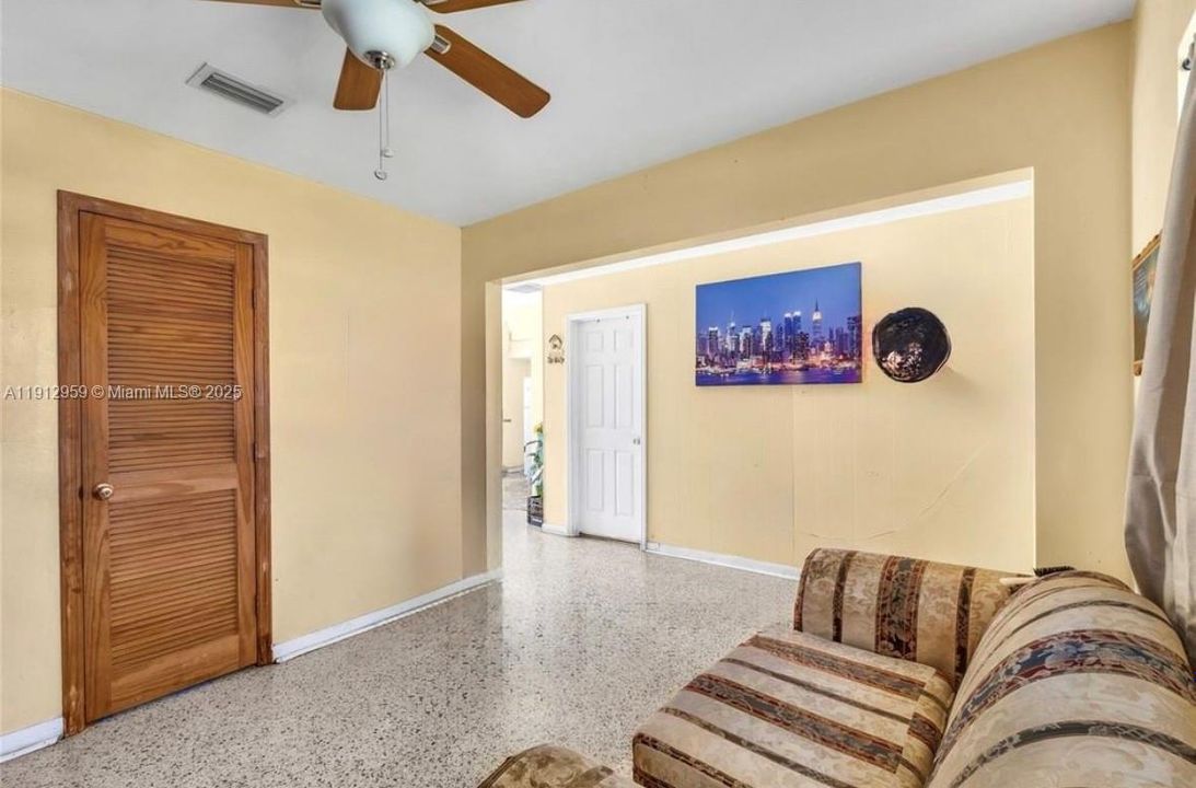 For Sale: $550,000 (4 beds, 1 baths, 1274 Square Feet)