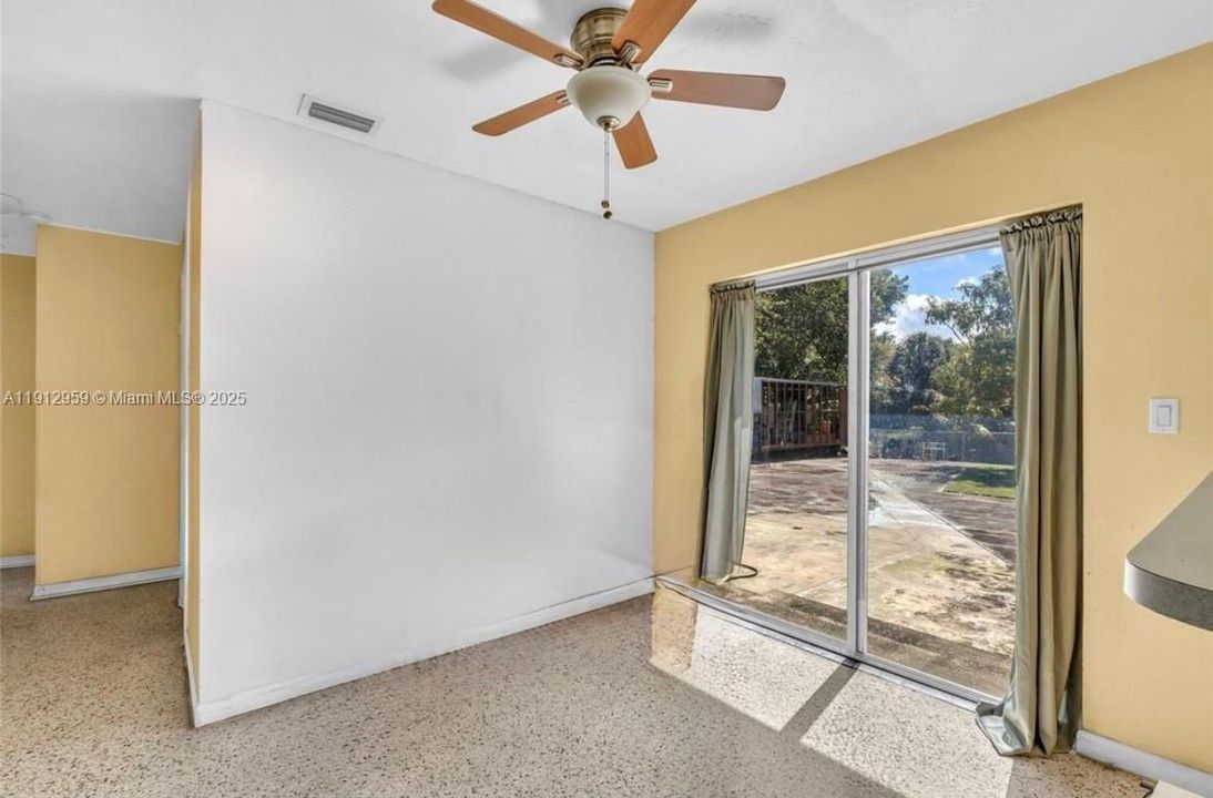 For Sale: $550,000 (4 beds, 1 baths, 1274 Square Feet)