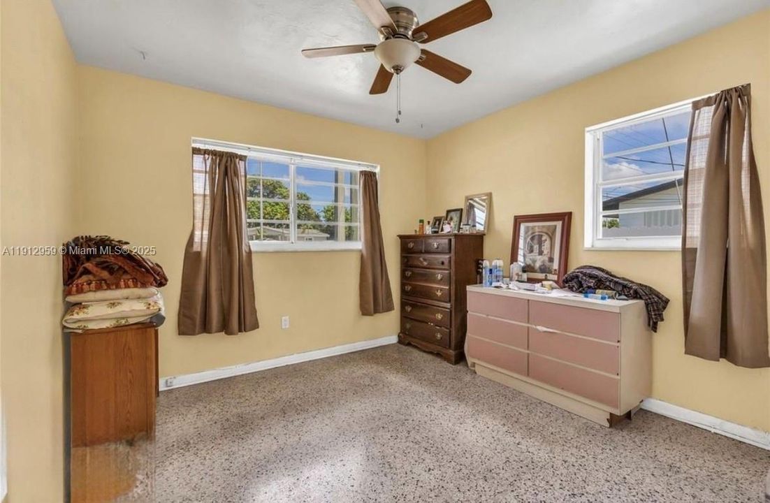 For Sale: $550,000 (4 beds, 1 baths, 1274 Square Feet)