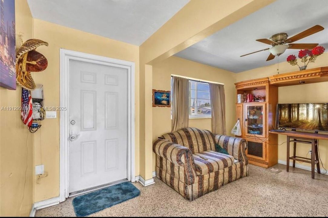 For Sale: $550,000 (4 beds, 1 baths, 1274 Square Feet)