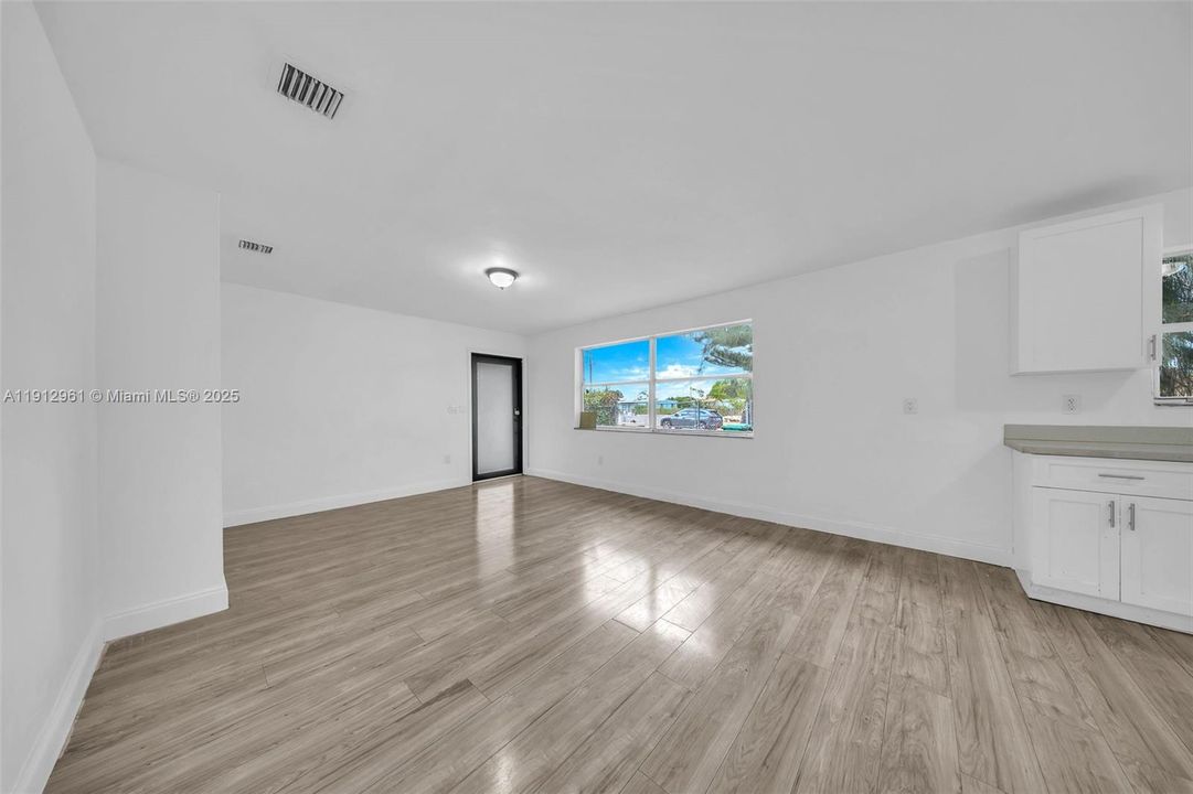 For Rent: $3,200 (4 beds, 2 baths, 1254 Square Feet)